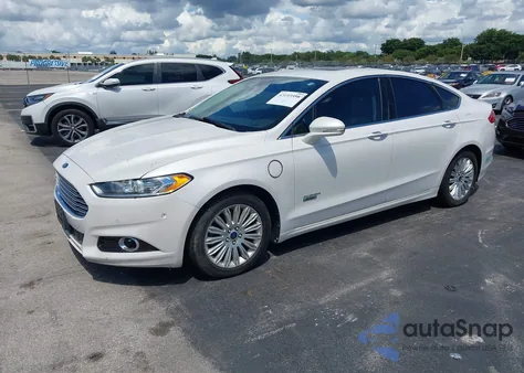 2014 Ford Fusion Energi Titanium z USA, uszkodzony, nr VIN 3FA6P0SU8ER269947
